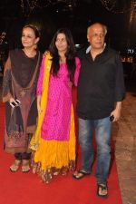 Mahesh Bhatt, Soni Razdan at Udita Goswami weds Mohit Suri in Isckon, Mumbai on 29th Jan 2013 (212).JPG